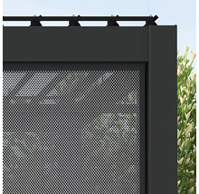Vue détaillée d''une paroi latérale de pavillon avec insert de grille métallique