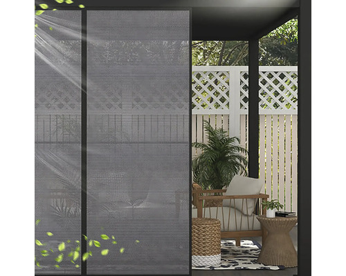 Espace extérieur avec panneaux d''intimité, mobilier de jardin et clôture blanche