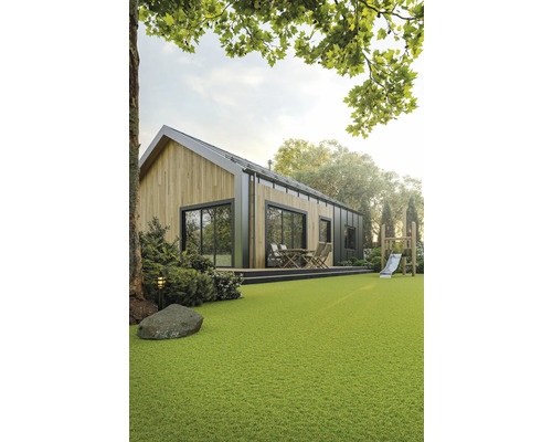 Maison moderne en bois avec terrasse et aire de jeux dans le jardin.