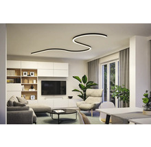 Salon avec plafonnier moderne, canapé et mur TV
