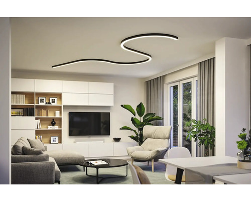 Salon avec plafonnier moderne, canapé et mur TV