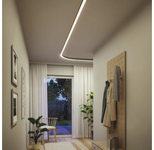 Couloir avec plafonnier, vestiaire et décoration