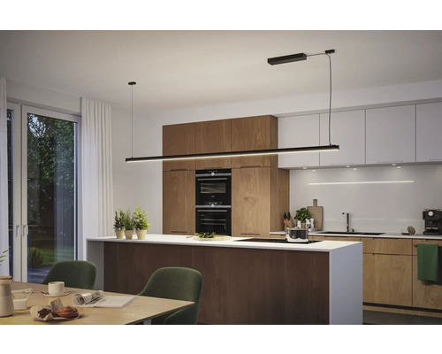Cuisine moderne avec table à manger et suspension LED pour l''intérieur
