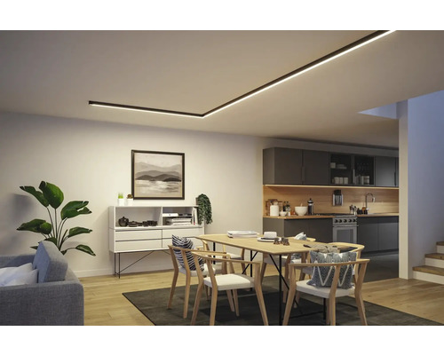 Salon lumineux avec table à manger, buffet et plafonnier linéaire