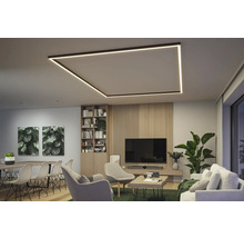 Salon moderne avec plafonnier LED rectangulaire, table à manger et télévision