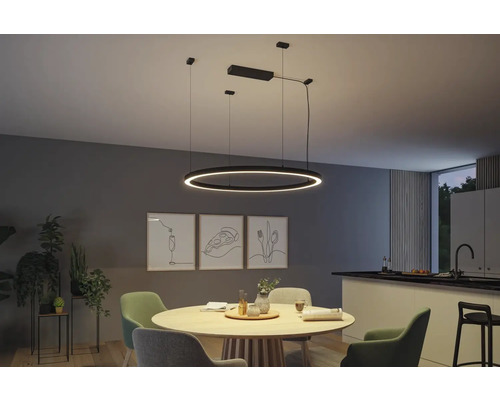 Salle à manger lumineuse avec table à manger ronde, chaises et suspension LED ronde