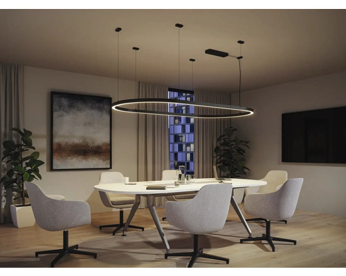 Salle de conférence avec table ovale, chaises et suspension ovale