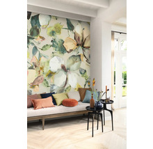 Wohnzimmer mit Blumenmustertapete, Sofa und Beistelltischen