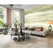 Salon avec canapé, table basse, tapis et papier peint pour un intérieur élégant