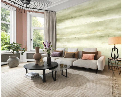 Salon avec canapé, table basse, tapis et papier peint pour un intérieur élégant