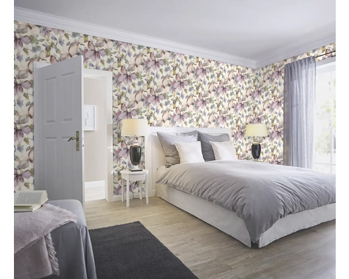 Chambre avec papier peint floral, lit et tables de chevet