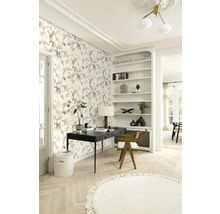 Pièce lumineuse avec papier peint floral, bureau, chaise et bibliothèque pour une ambiance claire et organisée.