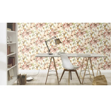 Büro mit floral gemusterter Tapete, Schreibtisch und Bücherregal