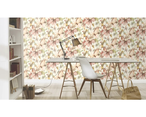 Büro mit floral gemusterter Tapete, Schreibtisch und Bücherregal