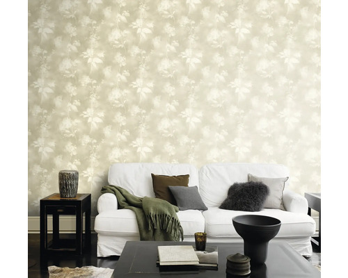 Wohnzimmer mit floral gemusterter Tapete, Sofa und Tisch