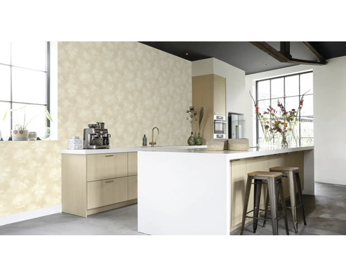 Helle Küche mit gemusterter Tapete, Kücheninsel und Barhockern.