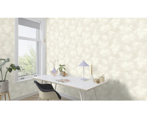 Heller Raum mit floral gemusterter Tapete, Schreibtisch und Fenster.