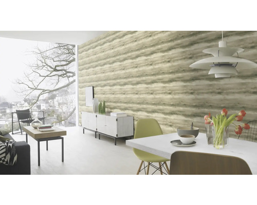 Modernes Wohnzimmer mit gemusterter Tapete, Esstisch, Stühlen und großem Fenster