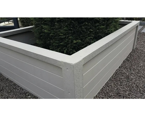 Grande jardinière en béton avec inserts en bois et plantation