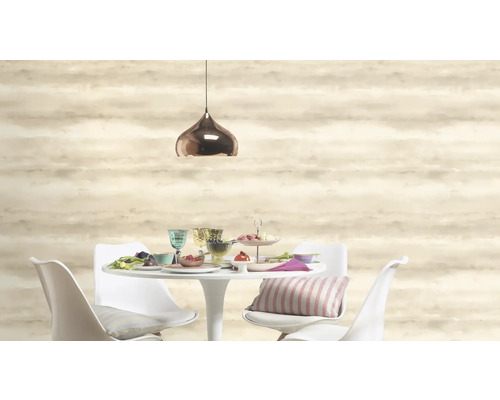 Salle à manger lumineuse avec décoration, suspension et papier peint