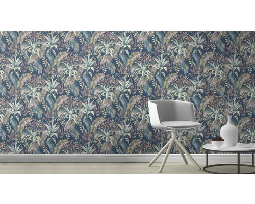 Wohnraum mit tropischer Tapete, Stuhl und Beistelltisch