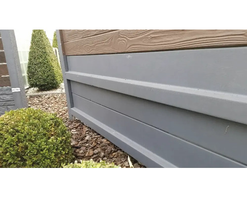 Gros plan d''un élément de clôture avec aspect bois et panneaux gris