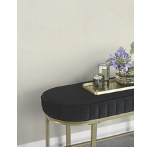 Gepolsterte Sitzbank mit Metallgestell, Ablagetisch mit Dekoration