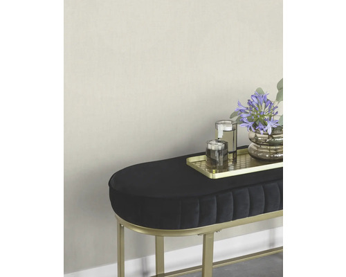 Gepolsterte Sitzbank mit Metallgestell, Ablagetisch mit Dekoration