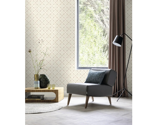 Salon avec papier peint à motifs beige, fauteuil et fenêtre