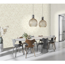 Esszimmer mit floral gemusterter Tapete, Esstisch und Pendelleuchten