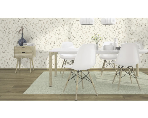 Heller Raum mit Esstisch, Stühlen und floraler Tapete