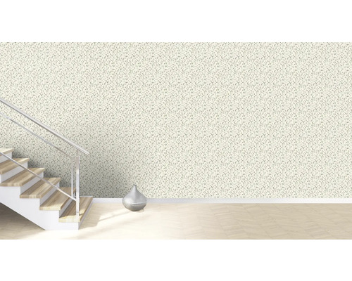Raumansicht mit floral gemusterter Tapete, Treppe und Dekovase