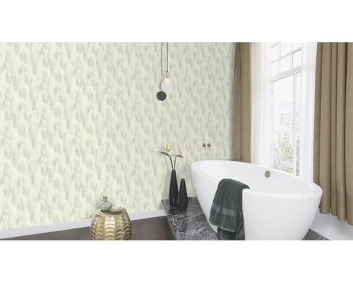 Badezimmer mit Badewanne und gemusterter Tapete