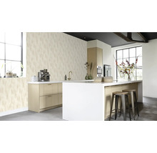 Cuisine moderne avec papier peint, îlot de cuisine et tabourets de bar