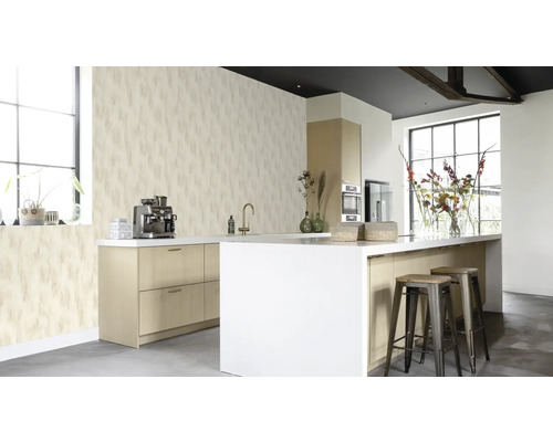 Cuisine moderne avec papier peint, îlot de cuisine et tabourets de bar