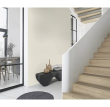 Intérieur clair et moderne avec escalier, banc et décoration