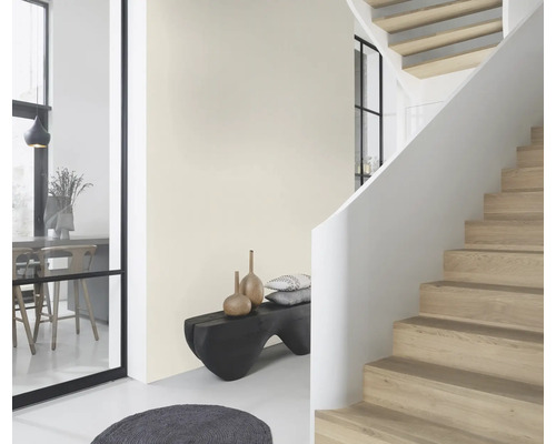 Intérieur clair et moderne avec escalier, banc et décoration