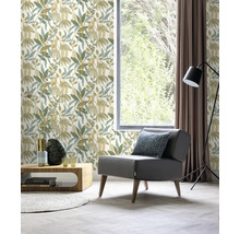 Salon avec papier peint floral, fauteuil et fenêtre