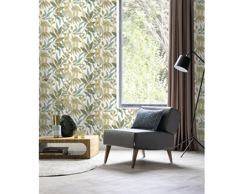 Salon avec papier peint floral, fauteuil et fenêtre