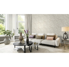 Helles Wohnzimmer mit gemusterter Tapete, Sofa und Couchtisch.