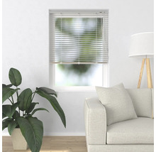 Salon avec fenêtre et stores installés pour le contrôle de la lumière