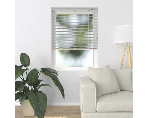 Salon avec fenêtre et stores installés pour le contrôle de la lumière