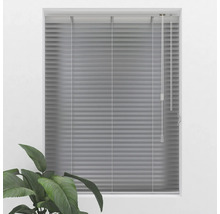 Store vénitien gris devant une fenêtre