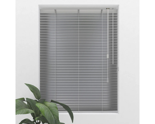 Store vénitien gris devant une fenêtre