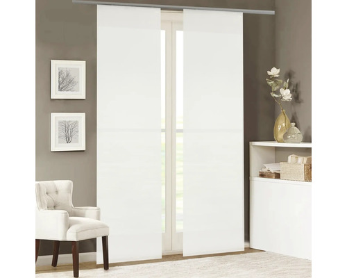 Zwei weiße Schiebegardinen vor einem Fenster, ergänzt durch einen Sessel und Dekorationsartikel in einem Raum.