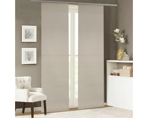 Deux panneaux coulissants sur un rail devant une fenêtre dans un salon.