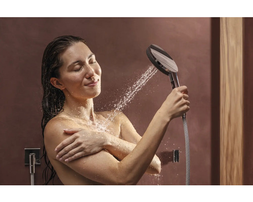 Femme sous la douche avec douchette et jets d''eau