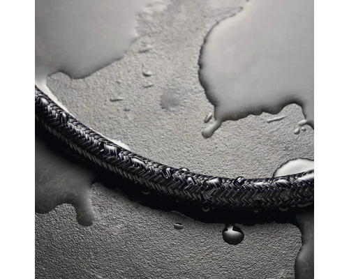 Schwarzer Wasserschlauch mit Textilummantelung und Wasserperlen auf grauem Untergrund