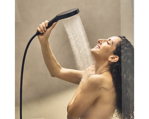 Frau unter der Dusche mit Handbrause