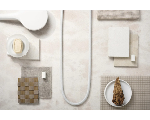 Badezimmer Designelemente mit Duschkopf, Seife, Handtuch und Fliesenmustern